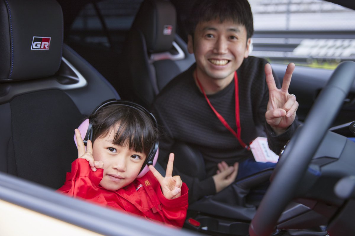 TOYOTA_GR's tweet photo. TOYOTA GAZOO Racing✖️マクドナルド✖️タカラトミー🚗🍟✨
3社のコラボによる特別体験イベント
ハッピーセット® ワクワクツアー 1日目

富士スピードウェイで今週末開催中の #FormulaDriftJapan 開幕戦に合わせて、事前募集にご当選された子どもたち、ご家族の皆さまに、“ワクワク・ドキドキ”の特別なツアーをご体験いただきました✨

#GRスープラセーフティーカー レースに参戦!?
ハッピーセット®「トミカ」のはたらくクルマたちが実車になって同乗体験🚗💨
存分にサーキットを楽しんだ後はマクドナルドのアドベンチャー体験へ🍔

✨参加制限のない3社コラボイベントを、ゴールデンウイーク中に全国8店舗のマクドナルドで開催✨
➡️ https://t.co/g7J0UwFSAY

#TOYOTAGAZOORacing 
#ハッピーセット #GR
#FDJ