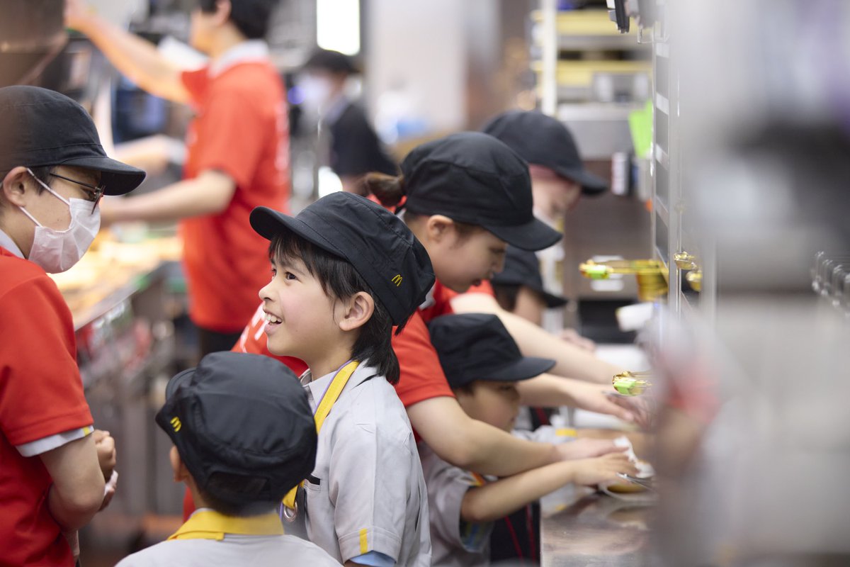 TOYOTA_GR's tweet photo. TOYOTA GAZOO Racing✖️マクドナルド✖️タカラトミー🚗🍟✨
3社のコラボによる特別体験イベント
ハッピーセット® ワクワクツアー 1日目

富士スピードウェイで今週末開催中の #FormulaDriftJapan 開幕戦に合わせて、事前募集にご当選された子どもたち、ご家族の皆さまに、“ワクワク・ドキドキ”の特別なツアーをご体験いただきました✨

#GRスープラセーフティーカー レースに参戦!?
ハッピーセット®「トミカ」のはたらくクルマたちが実車になって同乗体験🚗💨
存分にサーキットを楽しんだ後はマクドナルドのアドベンチャー体験へ🍔

✨参加制限のない3社コラボイベントを、ゴールデンウイーク中に全国8店舗のマクドナルドで開催✨
➡️ https://t.co/g7J0UwFSAY

#TOYOTAGAZOORacing 
#ハッピーセット #GR
#FDJ