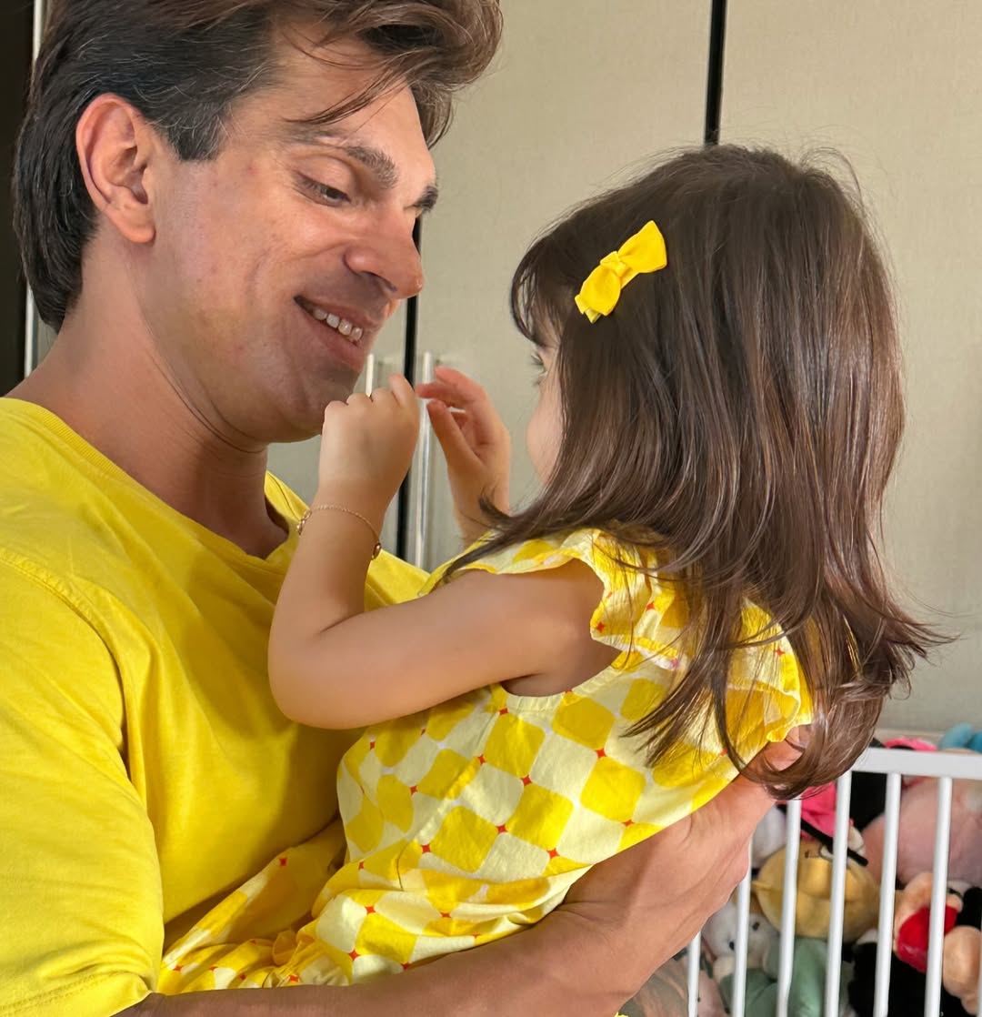 .<a href="/bipsluvurself/">Bipasha Basu</a> shares a sweet snapshot of #KaranSinghGrover and their daughter #Devi 🤍

#celebrity #celebparents #bollywood