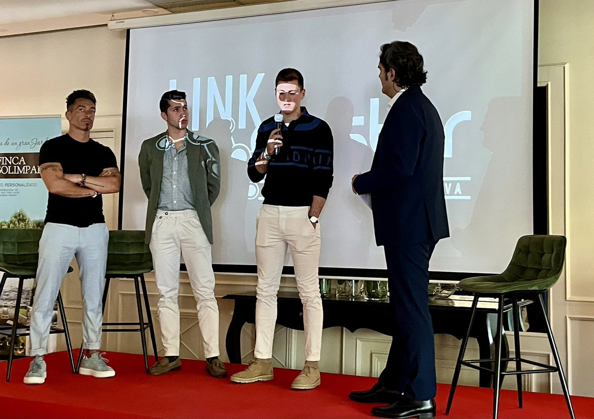 LucreciaArribas's tweet photo. Ayer en la presentación del torneo de Fútbol Sala El Pepinito
Mucha #ilusión y ganas en el ambiente

Un placer disfrutar de este momento para la ciudad
#Incentivar el #Deporte entre nuestros #niños y #jóvenes nos dará una sociedad más sana

@VOX_leganes junto al #Deporte #Leganes https://t.co/LLFqhtSumc