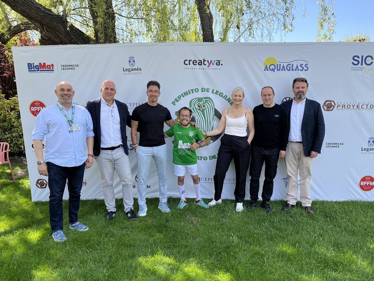 LucreciaArribas's tweet photo. Ayer en la presentación del torneo de Fútbol Sala El Pepinito
Mucha #ilusión y ganas en el ambiente

Un placer disfrutar de este momento para la ciudad
#Incentivar el #Deporte entre nuestros #niños y #jóvenes nos dará una sociedad más sana

@VOX_leganes junto al #Deporte #Leganes https://t.co/LLFqhtSumc