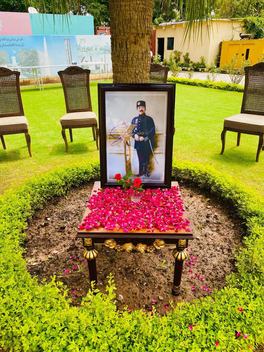 دلته دليل منطق څوک نه پيژني 
په دې کوڅو کښې زورور ګرځي
زمونږ د کلي ملا اوس هم وايي 
زمکه  ولاړه  ده  او  لمر  ګرځي

افغان اتل شاه غازي امان الله خان ته د ٦٥م تلين په مناسبت د عقیدت او احترام سره ګلونه وړاندي کوم🌹🇦🇫🌹