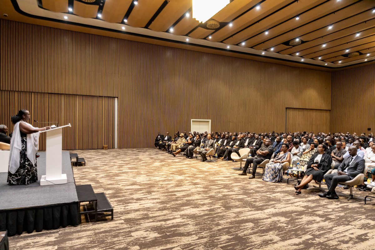Mu ijambo rye yasabye abagize Urugaga rw’Abavoka mu Rwanda guhora baharanira ubumwe n’ubudaheranwa bw’Abanyarwanda no kurushaho kubaka Igihugu kizira amacakubiri n'ingengabitekerezo ya Jenoside