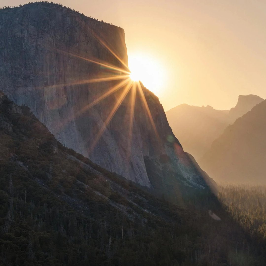 🇫🇷 Une splendide photo du lever de soleil au Parc de Yosemite, à l'ouest des États-Unis ! Très belle journée à tous ! 🍀