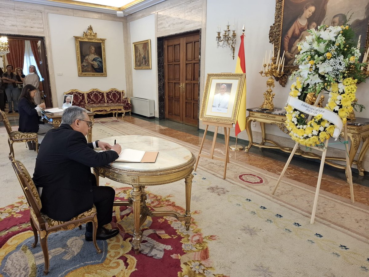 Asistí a acto solemne de firma del Libro de Condolencias  abierto en la sede de la Nunciatura Apostólica en España con motivo del fallecimiento del Papa Francisco,  símbolo de Paz y cercanía a #Cuba.