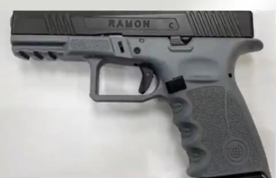 bertrandmyd's tweet photo. Resulta que la Guardia Civil tiene 6000 unidades de esta pistola y que por la rescisión del contrato de compra de balas a Israel, todas pueden acabar a la basura porque esas balas son las únicas que sirven y nos toca pagar 6Millones de multa 

No es magia, son tus impuestos https://t.co/5UqfZuK3RP