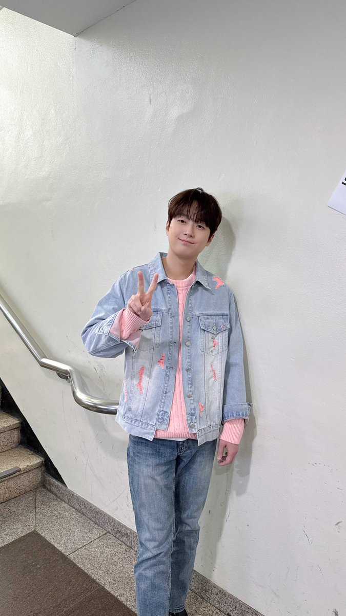 ChanWonOfficial's tweet photo. 📸 찬또그래퍼 📸

지난주에 이어
<불후의 명곡>에
봄을 몰고 온 핑크 찬원💕

오늘의 귀 호강 놓치지 마시고
명곡 무대들을
찬원과 함께 즐기러🥰

모두 오후 6시 5분
KBS2에서 만나요~🙌🏻

#이찬원 #LeeChanWon
#불후의명곡 
#티엔엔터테인먼트 https://t.co/sKUFcsLamZ