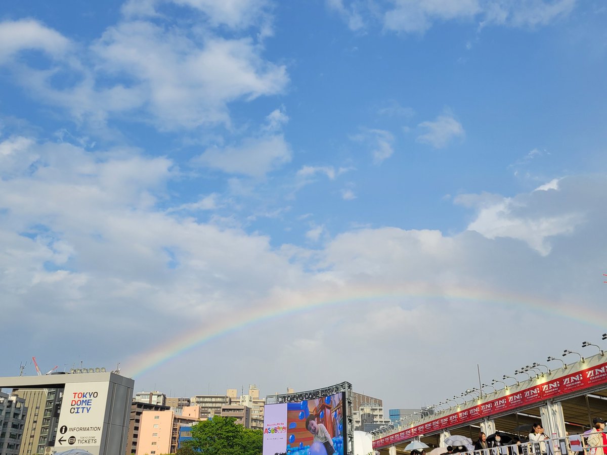 mamemcy's tweet photo. 虹が出てる https://t.co/EhkHgAAWUs