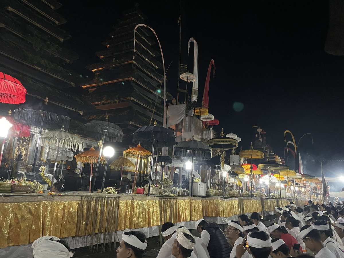 karisma_bali's tweet photo. 現在、ブサキ寺院で大きなオダラン（セレモニー）が行われています。

夜中にも関わらず多くの人で賑わってます。
ライトアップされたブサキ寺院、とても綺麗でした。

#besakih #ブサキ寺院 #オダラン #odalan #セレモニー #bali #バリ島 #バリ島の風景 #カリスマバリツアー #karismabalitour https://t.co/wIextUlz2S
