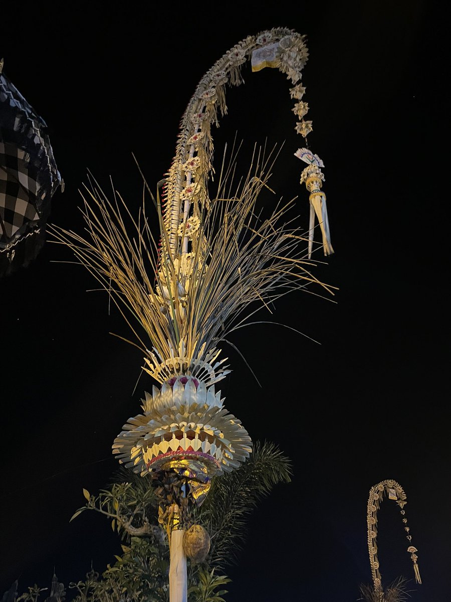 karisma_bali's tweet photo. 現在、ブサキ寺院で大きなオダラン（セレモニー）が行われています。

夜中にも関わらず多くの人で賑わってます。
ライトアップされたブサキ寺院、とても綺麗でした。

#besakih #ブサキ寺院 #オダラン #odalan #セレモニー #bali #バリ島 #バリ島の風景 #カリスマバリツアー #karismabalitour https://t.co/wIextUlz2S