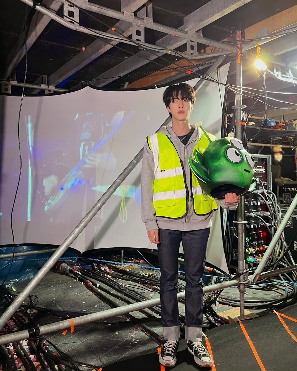 seokjinfile's tweet photo. JIN ON INSTAGRAM https://t.co/5AIxDUSGEU