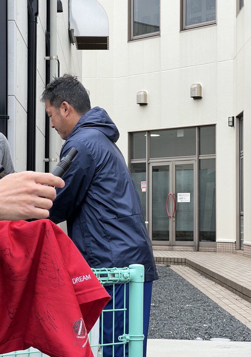 ヤナギさんもファンサに応じてくれてました😁👍🎶 #柳沢敦コーチ #鹿島