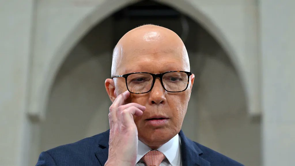 AAAALEFT's tweet photo. How could this rabble, in any reasoned mind, possibly win the election? He thoroughly deserves to be wiped out.. He has always been about self-interest first, vested interests second, ordinary Auusies last.
#Dutton = #TrumpLight #LNPNeverAgain #Auspol2025 #auspol #ausvotes https://t.co/sl07cq76UT