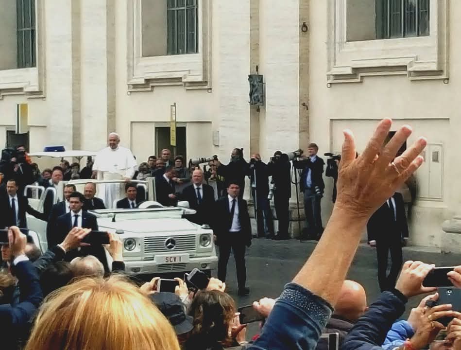 Hè ghjunta l'ora di l'ultimu addiu.
Si sò aperte e porte di u celu per quellu chì serà, per u sempre, u nostru papa. 
Ma a so voce ùn s'hè spenta. Oghje in paradisu, ribomba finu à noi a parolla di l'umanità, di l'amore è di a sperenza ...

Mai ùn ci scurderemu 🙏