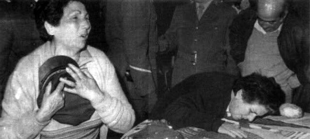 #TalDiaComoHoy de 1982 en #Barcelona los #GRAPO asesinaron al <a href="/policia/">Policía Nacional</a> Diego García. Estaba recorriendo a pie el barrio de la Sagrera con su compañero cuando 3 terroristas, dos mujeres y un hombre, le dispararon repetidamente. Su compañero quedó gravemente herido.

HILO ⤵️