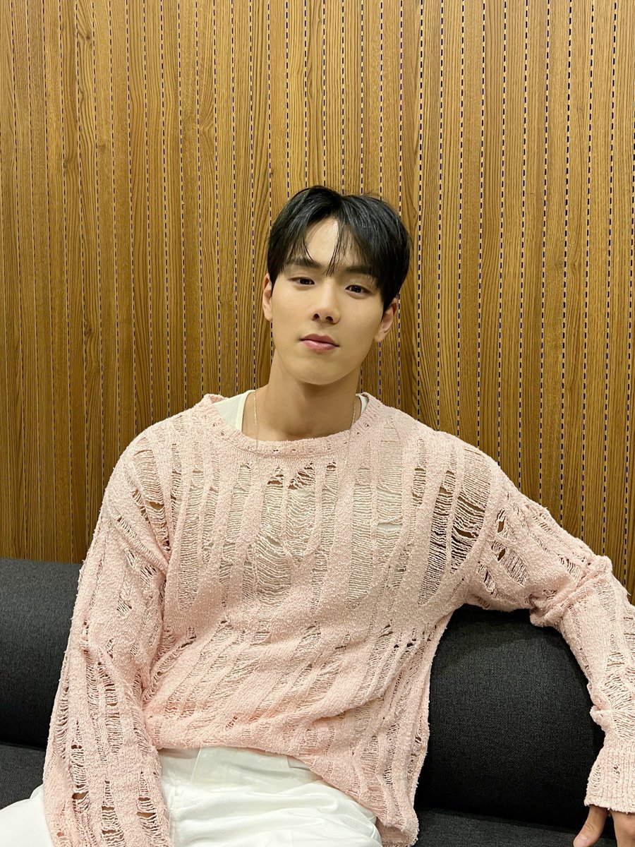 OfficialMONSTAX's tweet photo. 📸
250426 #몬스타엑스 #셔누
I'm from 팬사인회 완료

#몬베베🩶와 함께해 더 힘나는 주말
날씨만큼 따뜻한 시간 ❤‍🔥
보낼 수 있어서 행복했어요
몬베베도 행복한 주말 보내요 🤗

#SHOWNU 
#MONSTAX #MONSTA_X
#IMFROM #아임프롬 https://t.co/5ZuArMhF2T