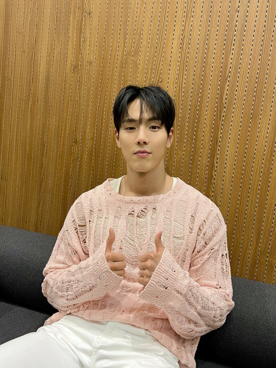 OfficialMONSTAX's tweet photo. 📸
250426 #몬스타엑스 #셔누
I'm from 팬사인회 완료

#몬베베🩶와 함께해 더 힘나는 주말
날씨만큼 따뜻한 시간 ❤‍🔥
보낼 수 있어서 행복했어요
몬베베도 행복한 주말 보내요 🤗

#SHOWNU 
#MONSTAX #MONSTA_X
#IMFROM #아임프롬 https://t.co/5ZuArMhF2T