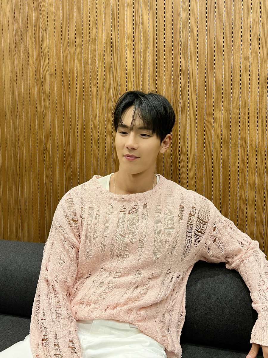 OfficialMONSTAX's tweet photo. 📸
250426 #몬스타엑스 #셔누
I'm from 팬사인회 완료

#몬베베🩶와 함께해 더 힘나는 주말
날씨만큼 따뜻한 시간 ❤‍🔥
보낼 수 있어서 행복했어요
몬베베도 행복한 주말 보내요 🤗

#SHOWNU 
#MONSTAX #MONSTA_X
#IMFROM #아임프롬 https://t.co/5ZuArMhF2T