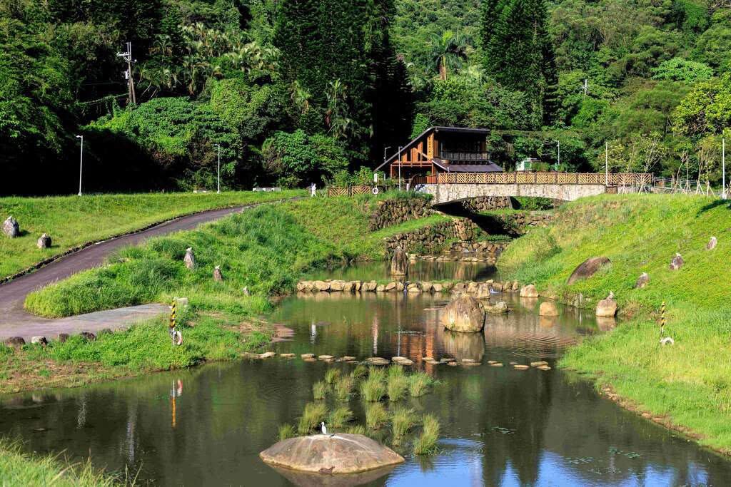 ColombiaTaiwan's tweet photo. El Parque de Control de Inundaciones Jinrui, ubicado en el sector de #Neihu, en la ciudad de #Taipéi, es mucho más que un embalse: es un refugio natural con paisajes impresionantes y una rica biodiversidad.
📸Ciudad de Taipéi @TaiwanHoy https://t.co/VkVl0AkeRd