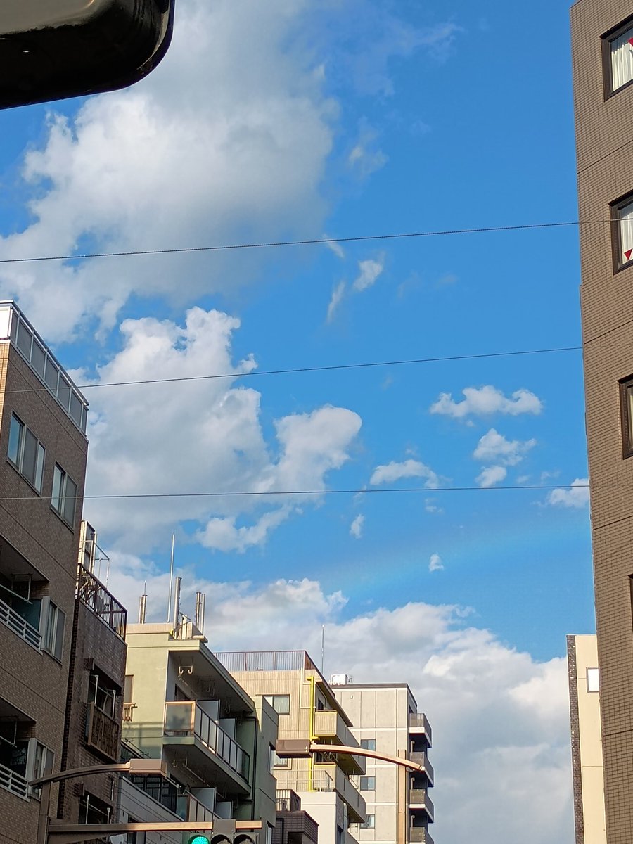 sachi_yc's tweet photo. 虹が出てる https://t.co/QjFWgeGWHu