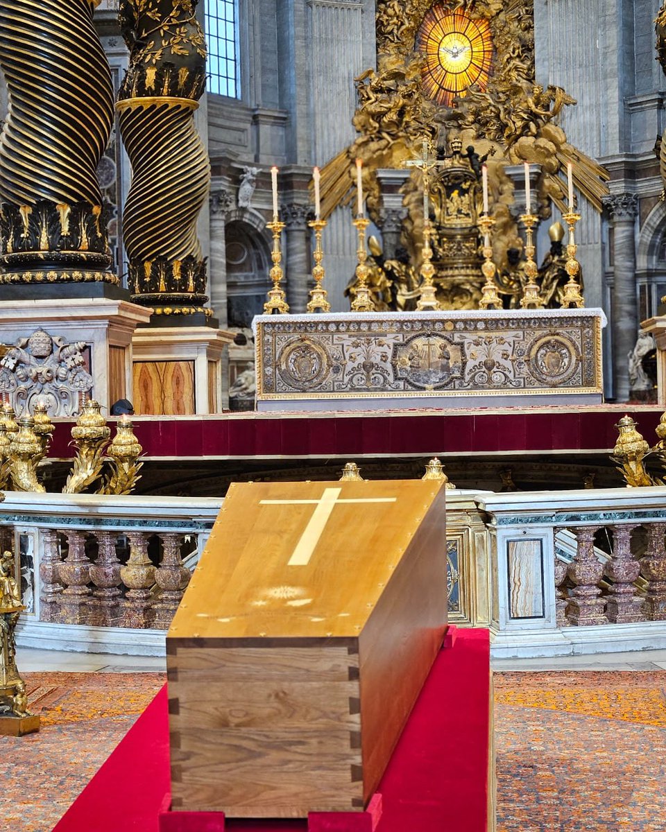 D. José Rodríguez Carballo ha podido regresar esta mañana a la Basílica De San Pedro para rezar ante el féretro del #PapaFrancisco antes del inicio del funeral.

🙏🏼 Unidos en oración