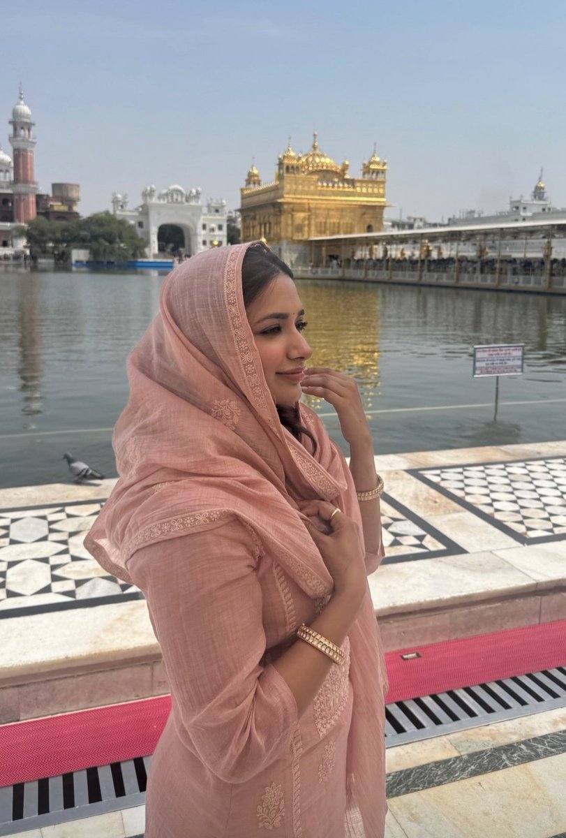 SafaaRahman2's tweet photo. i'm so so happy for her and everything is already making me feel so emosh. i really hope she gets all the happiness she truly deserves. all evil eyes off 🤍🥺🕊

#JiyaShankar https://t.co/CmMAT4VE23