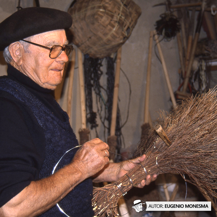 EugenioMonesma's tweet image. 🧹 Las #escobas de antes duraban toda la vida.

En 2002 conocí a Fidel Zudaire, experto #escobero que me mostró los pasos para fabricar una #escoba tradicional para limpiar la casa, el granero y las eras. ¡Qué habilidad!

📽️ Documental COMPLETO (14'): youtu.be/QfN8BWWL_2w