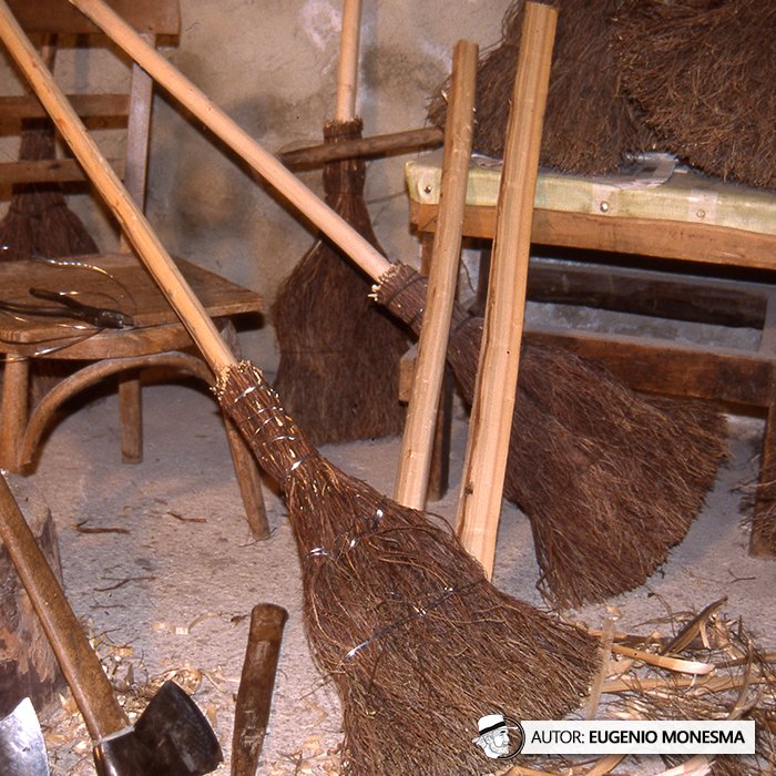 EugenioMonesma's tweet image. 🧹 Las #escobas de antes duraban toda la vida.

En 2002 conocí a Fidel Zudaire, experto #escobero que me mostró los pasos para fabricar una #escoba tradicional para limpiar la casa, el granero y las eras. ¡Qué habilidad!

📽️ Documental COMPLETO (14'): youtu.be/QfN8BWWL_2w