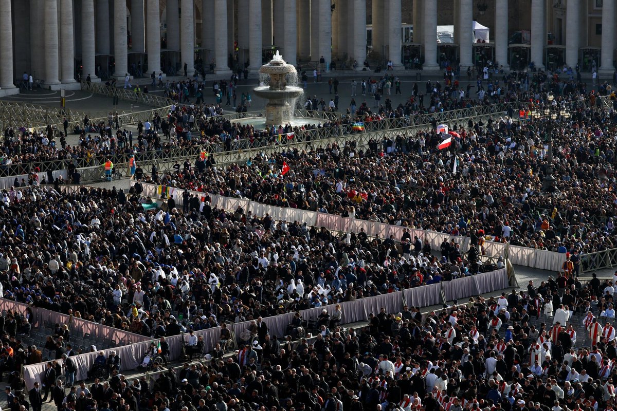 le_Parisien's tweet photo. DIRECT | Les funérailles du pape François, décédé lundi à 88 ans, se déroulent ce samedi. Après la messe en plusieurs langues qui se tiendra place Saint-Pierre, son cercueil sera transporté à la basilique Sainte-Marie-Majeure

Suivez notre direct ➡️ https://t.co/bRnqNyY4Wv https://t.co/FsiuXSiuTN