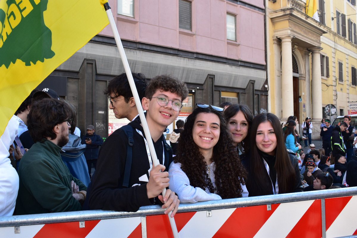 Luca, Giorgia, Nora et Loredana sont en première ligne, brandissant fièrement le drapeau de leur paroisse Decanato Abbiategrasso. Le Pape François les a marqués par « son ouverture d’esprit » et ils sont heureux d’être présents pour lui rendre ce dernier hommage.