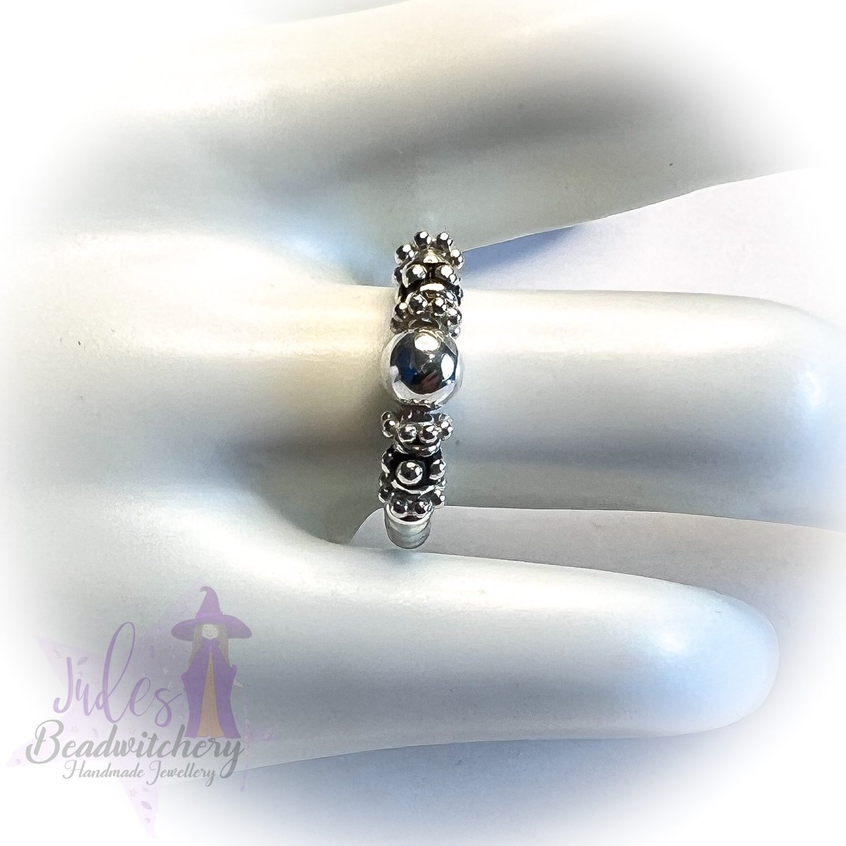 💍This is one of my favourite stretchy rings, with a Sterling silver beads in a Bali style theme. I originally made one of these for myself, and it was too nice not share🤍

I make my stretchy rings to size, so they will be perfect for you 🥰

🛍️ etsy.com/uk/listing/141…