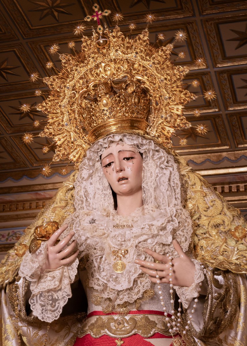 ⭐️ Amanece el primer sábado de #Pascua con María Santísima de la Estrella ataviada con saya de tisú de plata (Carrasquilla, 1998), toca de sobremanto (Santa Bárbara, 2024) y corona de Jesús Domínguez.
Estrena tocado de encaje de Bruselas y broche con su nombre, donaciones de