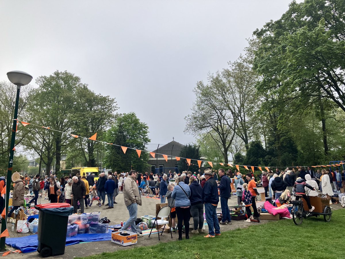 Koningsdag is begonnen! Nu in Maartensdijk met het college van B&amp;W van ⁦<a href="/GemDeBilt/">Gemeente De Bilt</a>⁩