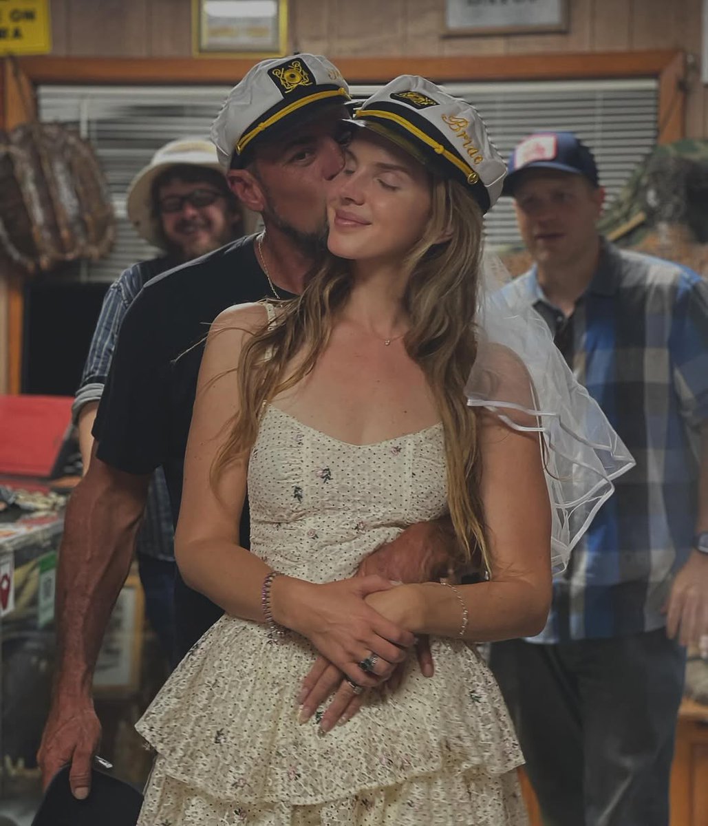 new lana del rey's lyric from her upcoming song 'husband of mine':

"down by the bayou bayou where the baby alligators play, no one talks to me like you do"