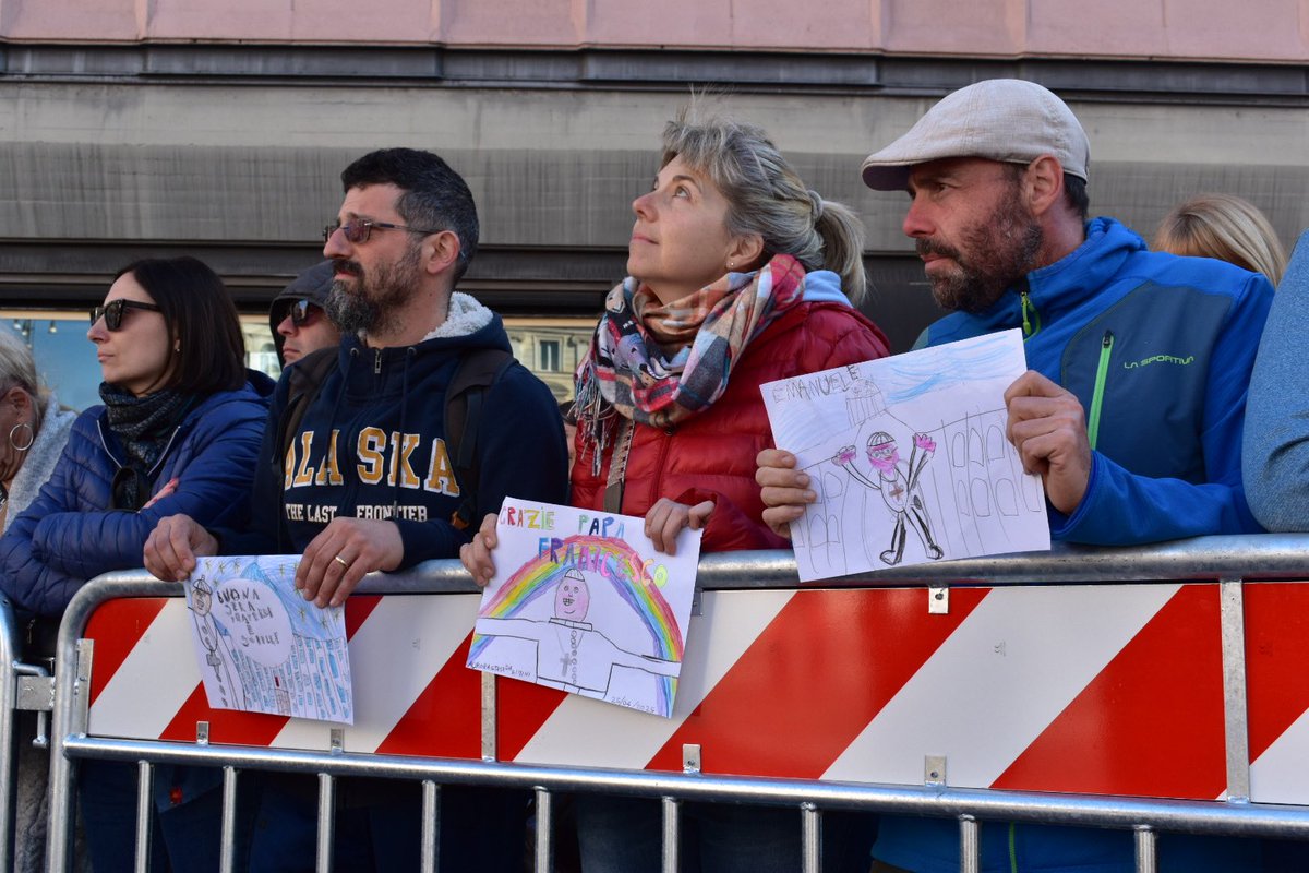 « Grazie Papa Francesco » [merci Pape François], peut-on lire sur la banderole accrochée sur la façade du bâtiment faisant face à la basilique, ou sur les dessins d’enfants fièrement affichés par ces fidèles.