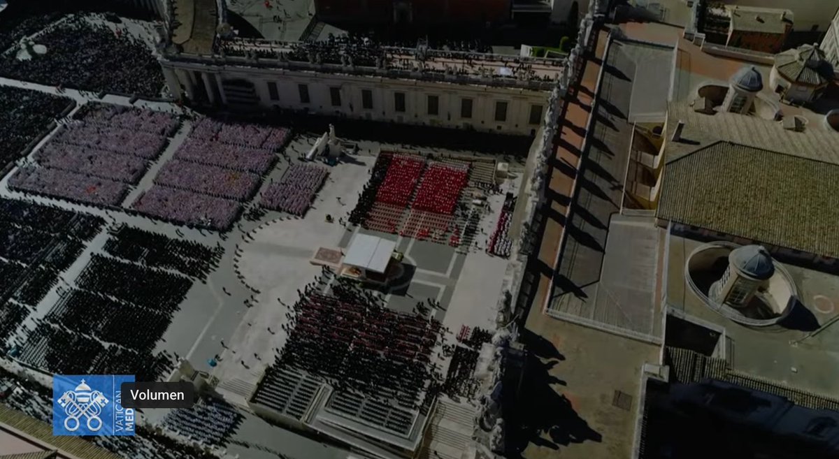 vaticannews_es's tweet photo. #Ahora Santa misa exequial por el difunto #PapaFrancisco en la Plaza de San Pedro #26deabril https://t.co/aeCuBz8fNQ