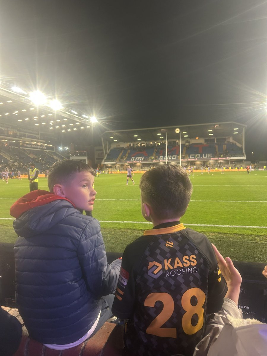 Class night at Leeds vs <a href="/hullkrofficial/">Hull KR</a> my youngest playing on the pitch at half time ! Topped off with great win for the mighty robins ❤️🤍🥕