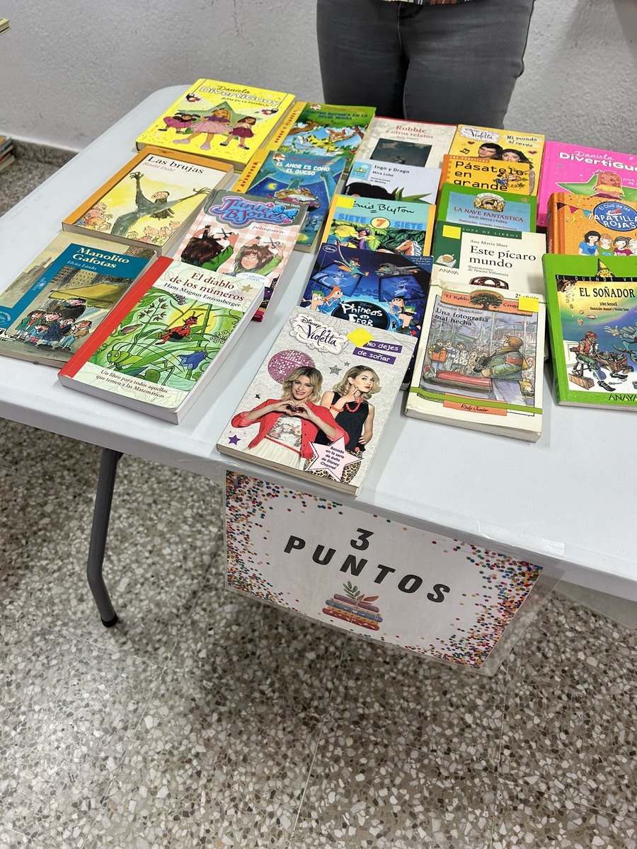 Ayer nuestro centro se convirtió en un gran mercadillo de libros  para celebrar el Día del Libro. Nuestro alumnado pudo disfrutar de un intercambio de libros y como novedad este año, asociado al Plan Matemático la forma de adquirir libros.
@becreamalaga #RFM #DíadelLibro