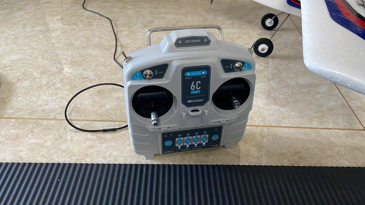 xcloudmanager's tweet image. 固定翼真难飞啊。模拟器飞好久才有点感觉。没有垂尾舵机更难飞。看来需要补一个舵机