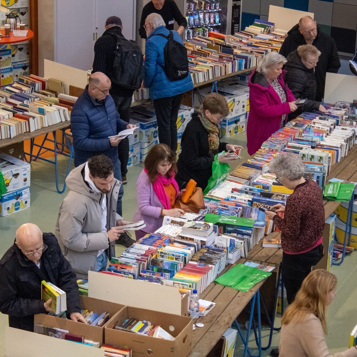 Rotary's tweet photo. It’s time for our monthly roundup of #Rotary projects around the globe! 💫

This month, members:
 🌱 Restored beaches in Bermuda
 📚 Fundraised with books in the Netherlands
 🧥 Donated winter clothes in Vietnam

Discover more inspiring projects ➡️ https://t.co/89U6IijQWH https://t.co/sG4MSKVlcL