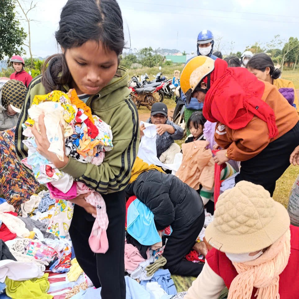 It’s time for our monthly roundup of #Rotary projects around the globe! 💫

This month, members:
 🌱 Restored beaches in Bermuda
 📚 Fundraised with books in the Netherlands
 🧥 Donated winter clothes in Vietnam

Discover more inspiring projects ➡️ on.rotary.org/4cPICIf