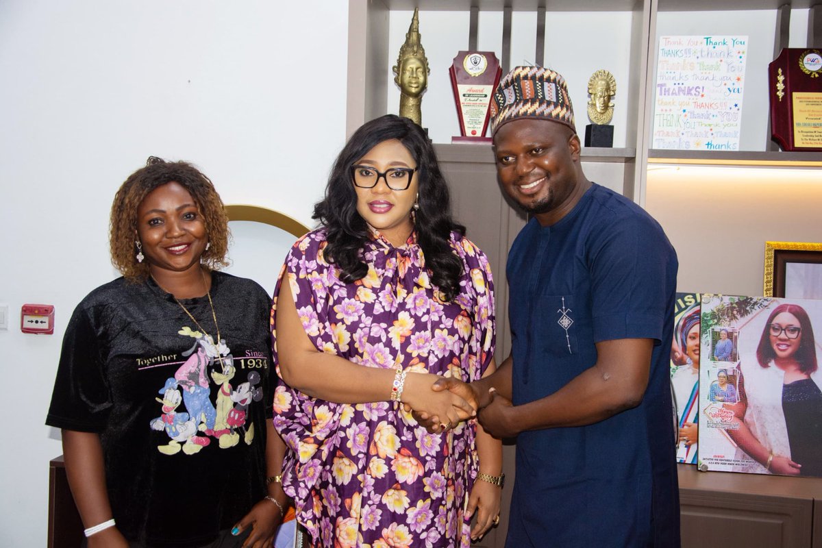 EdoStateGovt's tweet photo. The Coordinator, Office of the Edo State First Lady, Mrs. Edesili Okpebholo Anani, has commended the delegates of the Akoko-Edo Development Forum for their dedication to giving back to the society and supporting initiatives that empower women and girls in their locality. https://t.co/HReUfMdsC8