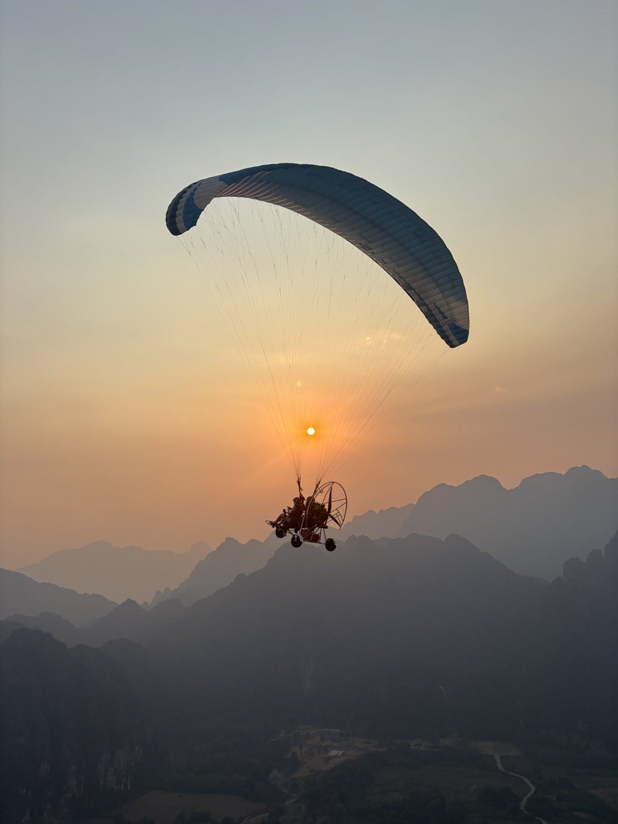 jetzsr's tweet image. Paramotoring in Vang Vien