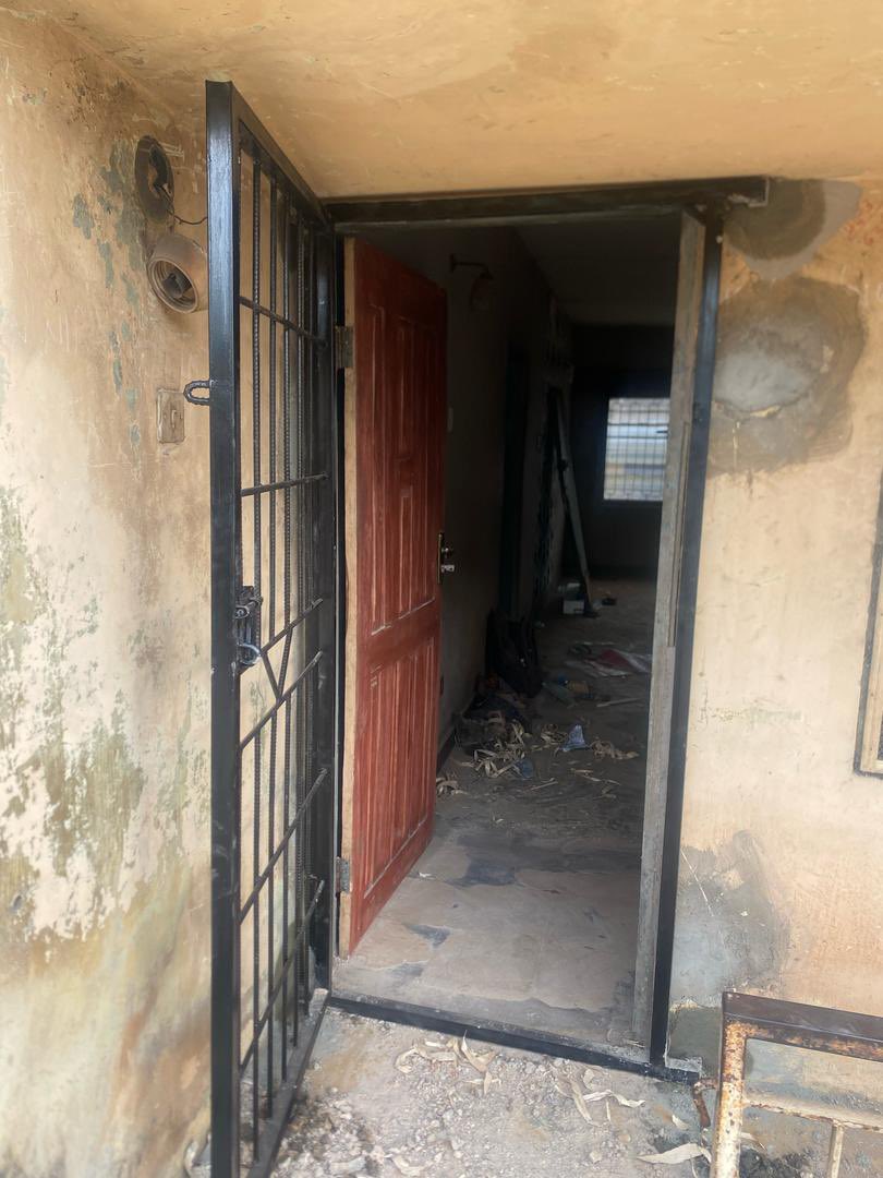 kokoandah's tweet image. We replaced front and back doors, installed burglary proof metals and sealed cracked walls. We installed fresh new window louvers, window nettings and wood frames.  #libraryspace #renovation #infrastructure #partnerships @DangoteGroup @Lafarge_Africa