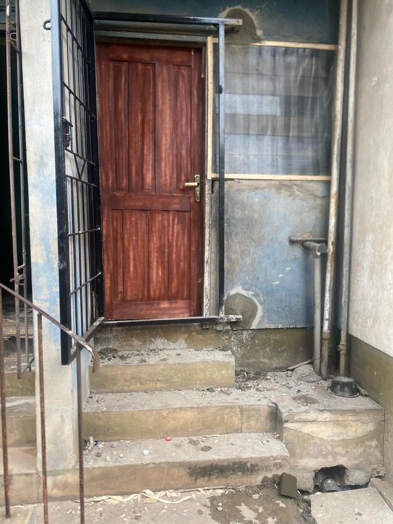 kokoandah's tweet image. We replaced front and back doors, installed burglary proof metals and sealed cracked walls. We installed fresh new window louvers, window nettings and wood frames.  #libraryspace #renovation #infrastructure #partnerships @DangoteGroup @Lafarge_Africa