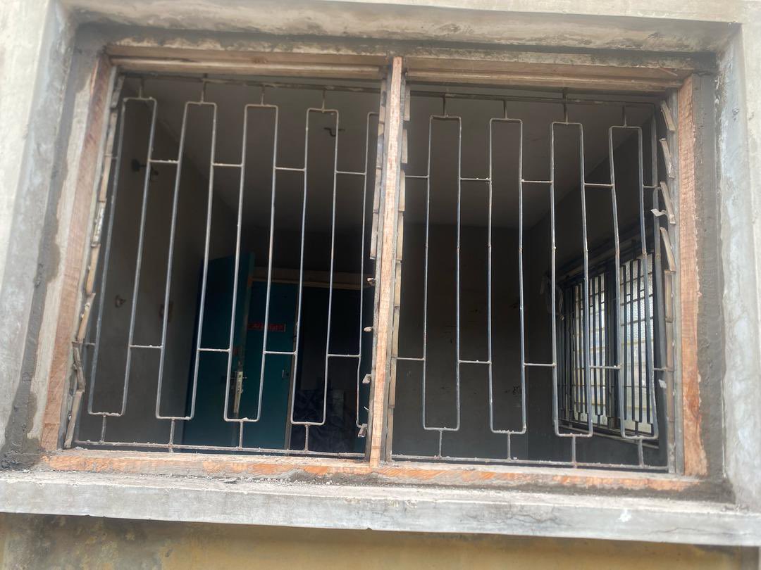 kokoandah's tweet image. We replaced front and back doors, installed burglary proof metals and sealed cracked walls. We installed fresh new window louvers, window nettings and wood frames.  #libraryspace #renovation #infrastructure #partnerships @DangoteGroup @Lafarge_Africa