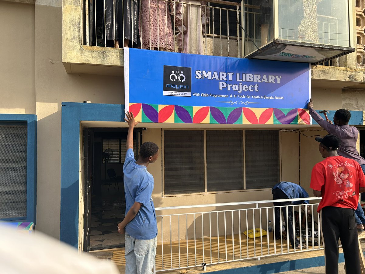 kokoandah's tweet image. On April 22nd we mounted our sign board announcing to Eleyele community and neighborhoods, the bright new mission that has come…we are here for young peoples transformation! #libraryspace #renovation #infrastructure #partnerships @DangoteGroup @Lafarge_Africa