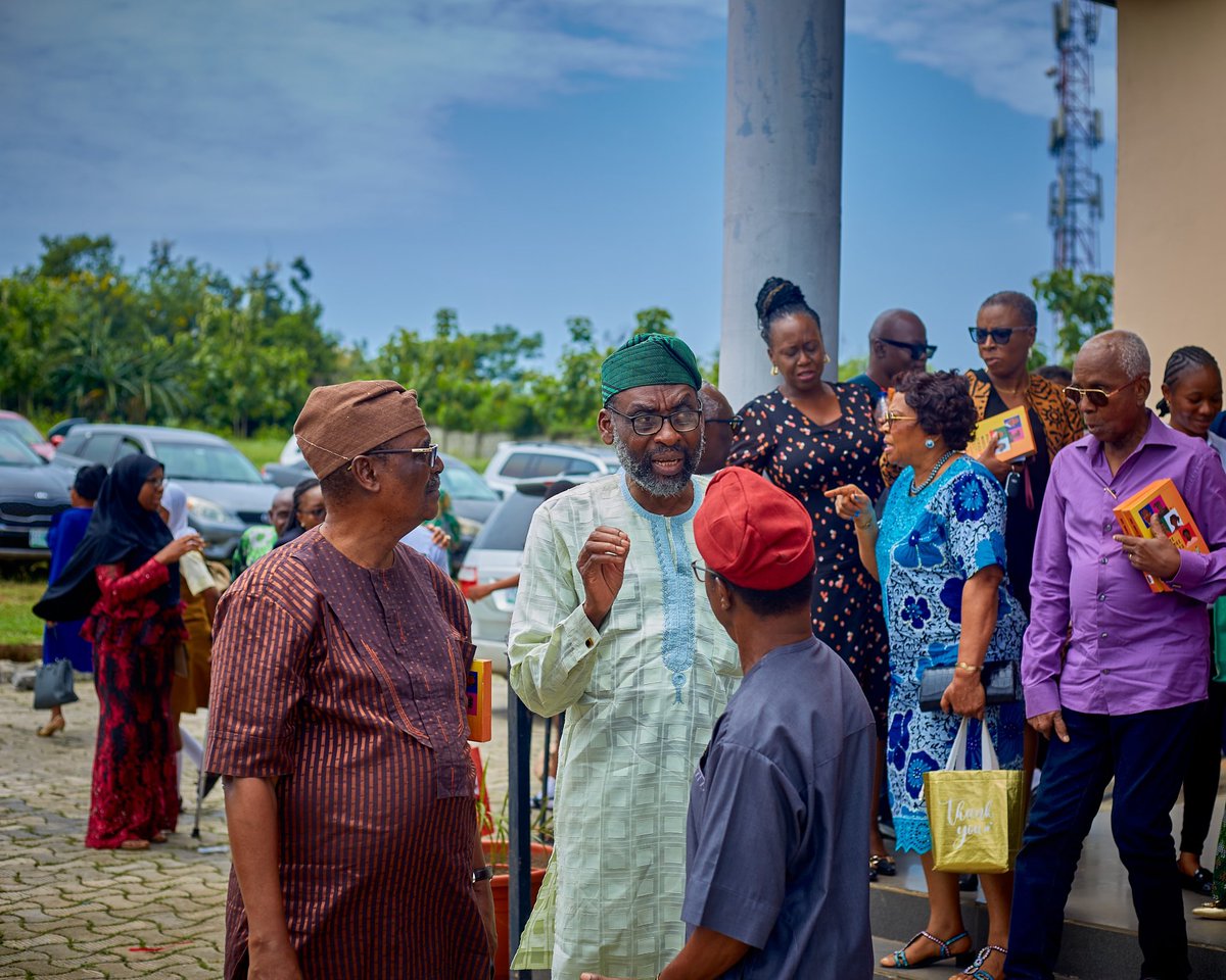 kokoandah's tweet image. So dear friends, it was with great joy and pride that I led distinguished elders and stakeholders in Ibadan city to the commissioning of MAYEIN SMART Library in Eleyele (our second #smartlibrary in Ibadan) #libraryspace #renovation #infrastructure #partnerships @Lafarge_Africa