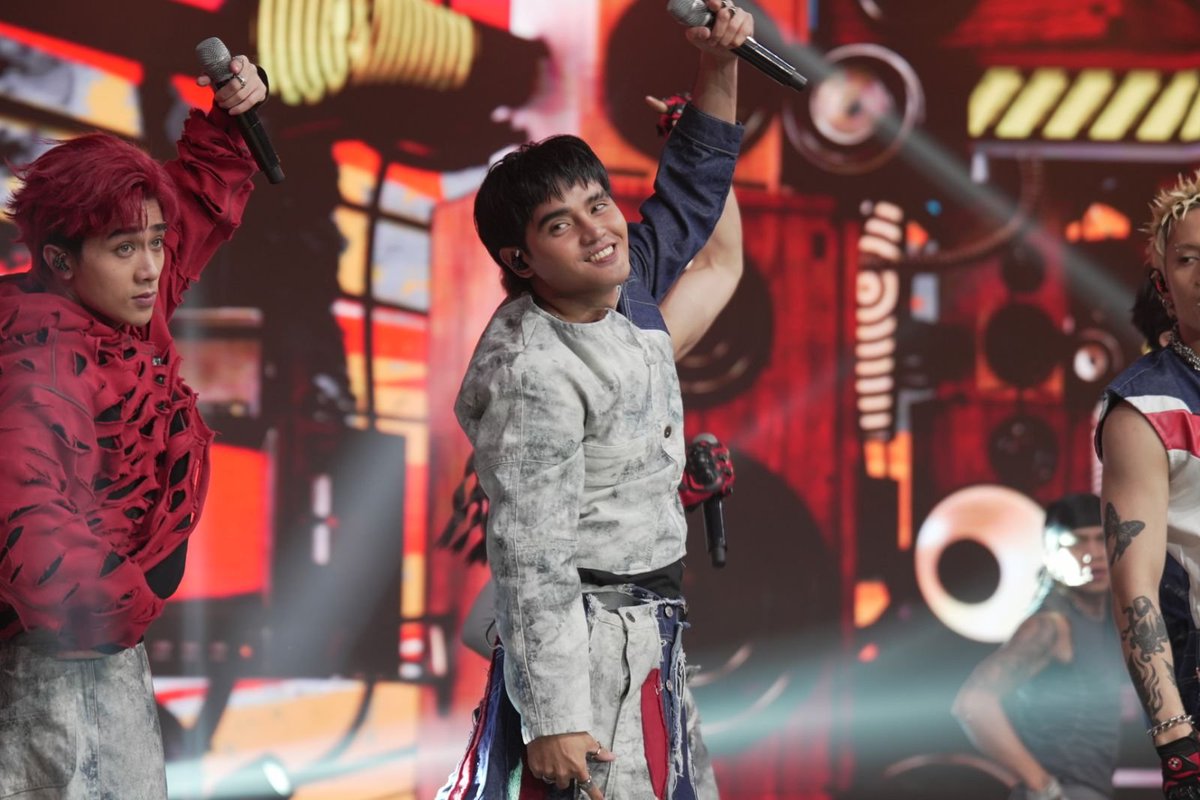 itsShowtimeNa's tweet photo. DUNGKA! #SB19 

#TNTGrandResbakAngHulingTapatan 

Pre-save Simula at Wakas EP here:
🔗 https://t.co/NzFyr2KQvc https://t.co/BFjrGsIVRw