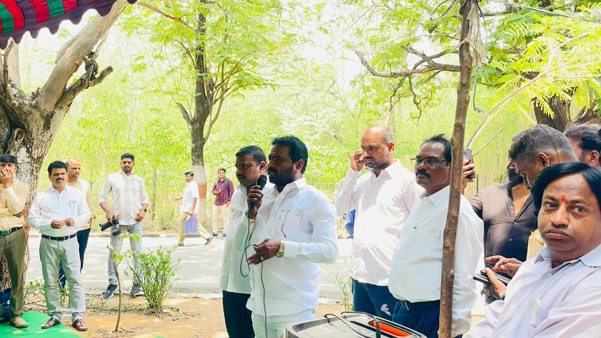 VatteJanaiah's tweet photo. తెలంగాణ ఆల్ యూనివర్సిటీస్ కాంట్రాక్టు అసిస్టెంట్ ప్రొఫెసర్స్ జేఏసీ నిరవధిక సమ్మెకు మద్దతు పలికిన MLC తీన్మార్ మల్లన్న గారు, తెలంగాణ రాష్ట్ర బీసీ జేఏసీ సమన్వయ కర్త వట్టె జానయ్య యాదవ్ గారు.
#vattejanaiahyadavofficial #TeenmarMallanna #bcjac #Telangana https://t.co/jyMlHSr6n4